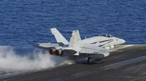 美战机起降尼米兹航母