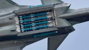 歼20首展示打开弹舱