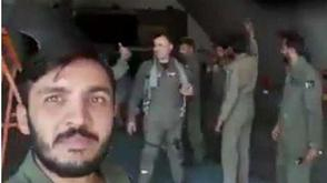 巴飞行员枭龙旁庆祝