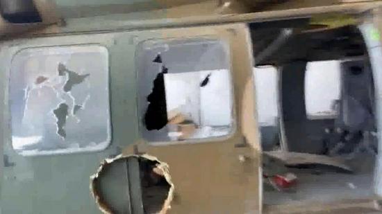 遗留在喀布尔机场的“黑鹰”直升机,玻璃被砸碎、舱门上还出现一个大洞。