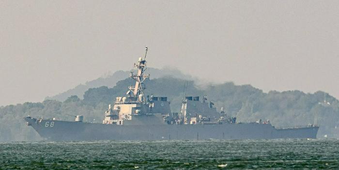 编队中的美国海军伯克级驱逐舰沙利文号(DDG-68)