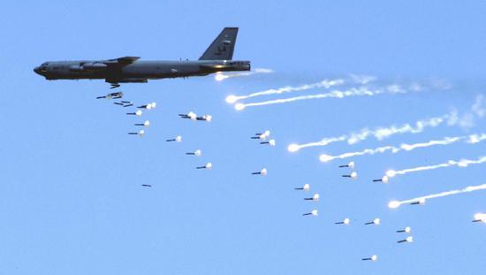 B-52轰炸机投掷炸弹