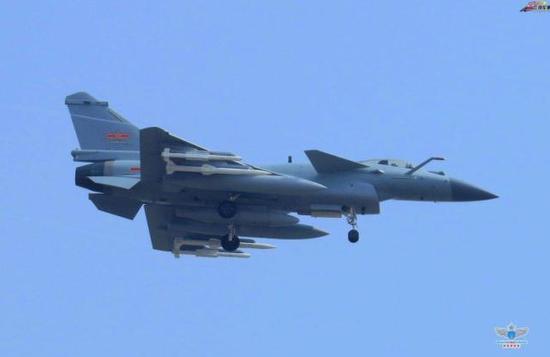 歼-10C挂载PL-15中距弹和PL-10格斗弹。图片来源见水印,感谢作者