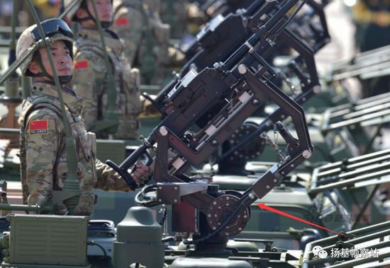 CSK-141型防护突击车可搭乘一个10人步兵班,其车载机枪有遥控射击能力
