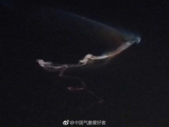新疆网友拍到的试验形成的夜光云/图自@中国气象爱好者