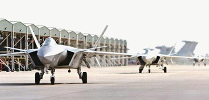 未来20年主力！歼20隐身战机玩大象漫步