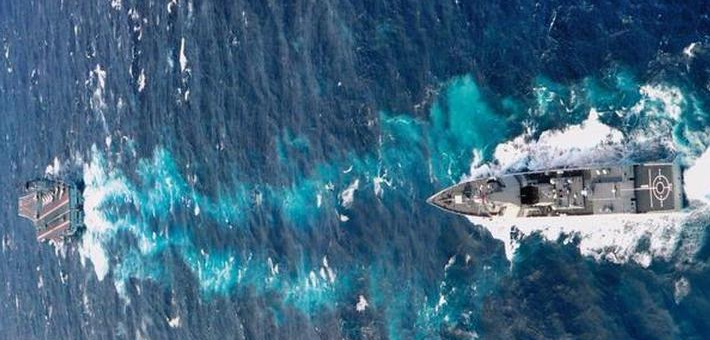 等等我！碧海中追随我军辽宁舰的052D舰