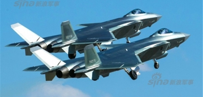 歼20编队训练玩出漂亮侧翻转