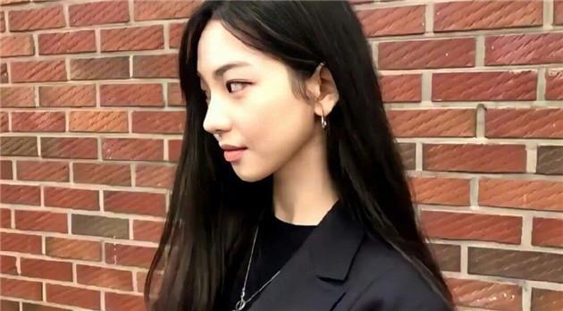 KARINA穿黑西装