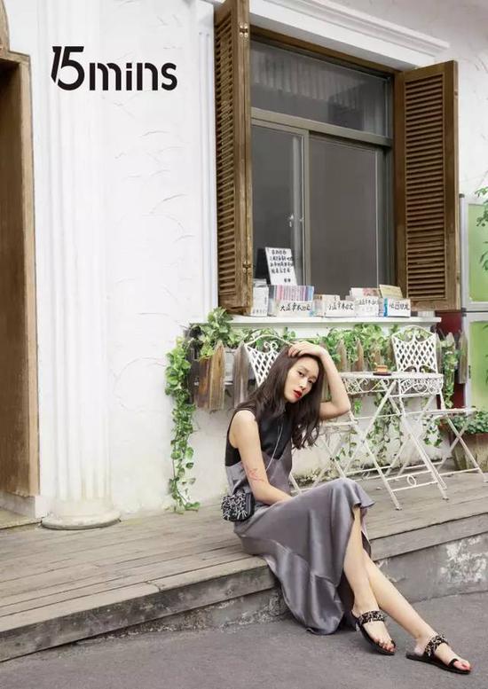 将上述繁复主义的几大重要元素完美融合在一起,15mins此次为所有追求现代时尚的年轻女性推出了Miss Paris系列。