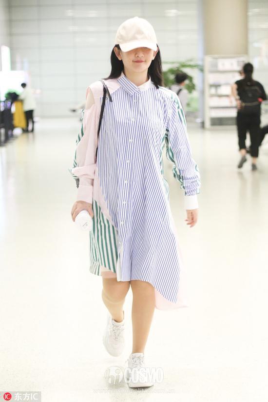谢娜身着Sacai