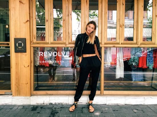 REVOLVE 模特 Isabella在上海REVOLVE SOCIAL CLUB前