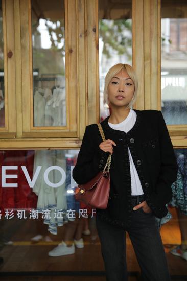 Vanessa Hong在REVOLVE SOCIAL CLUB入口