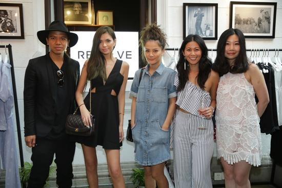 REVOLVE创始人Michael Mente(左一),大中华区负责人Jessica Shen(右一),品牌策略副总裁Raissa Gerona(右二)与时尚博主们合影