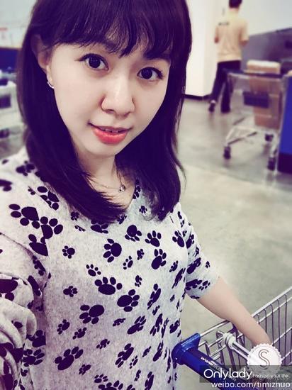 心情好的时候,她会发发美美的自拍。