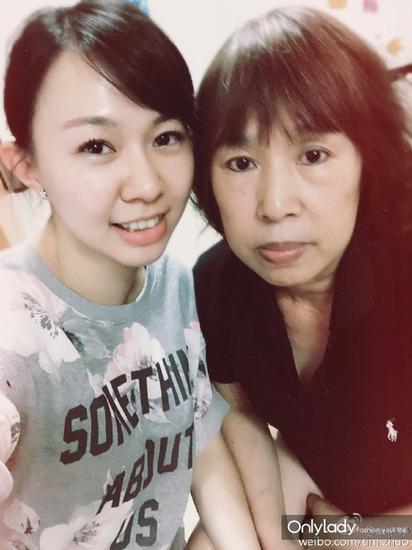 她会停下来陪伴自己的家人,常常晒自己和妈妈的合影。