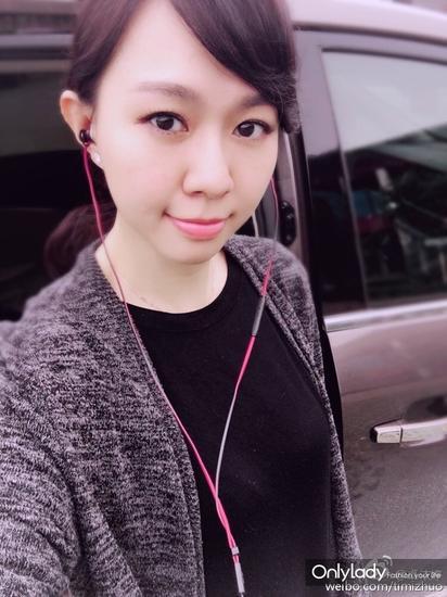 心情好的时候,她会发发美美的自拍。