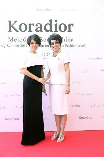 (中国驻米兰领事馆总领事王冬女士(右)与珂莱蒂尔控股有限公司总经理贺红梅女士(左))