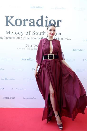 (米兰达·可儿身穿Koradior紫色礼服现身米兰时装周)