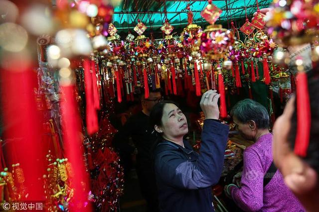 香港民众在黄大仙祠许愿祈福