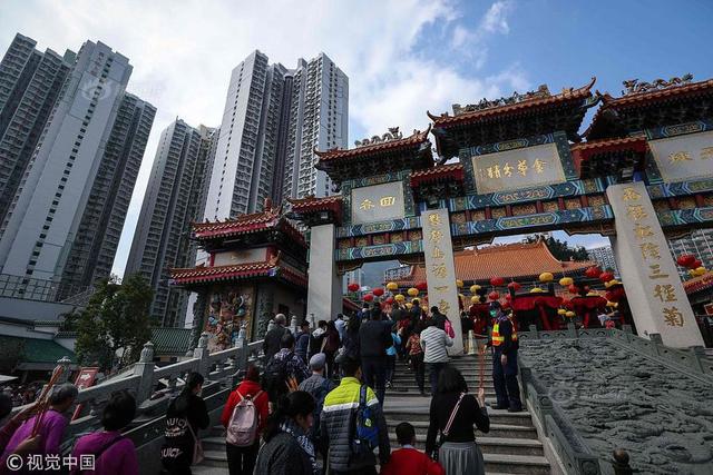 香港民众在黄大仙祠许愿祈福