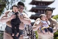 日本举行“宝宝哭”相扑赛 哭声最大婴儿将获胜