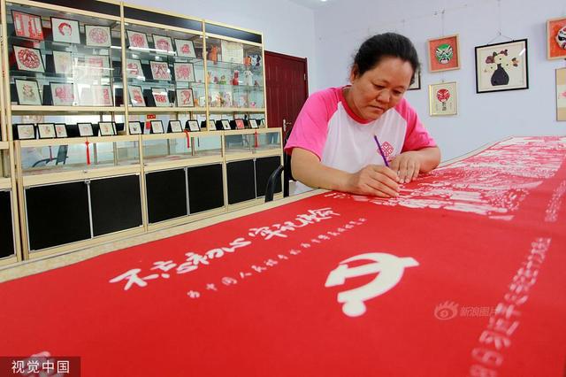 河北省张家口市宣化区建国街街道建宣路社区残疾艺人孙占勇介绍剪纸