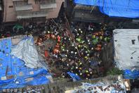 印度孟买一座四层楼建筑倒塌 至少40人被困
