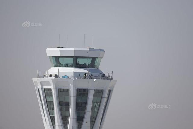 7           2019年5月13日,北京大兴国际机场塔台特写,工作人员在