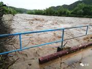 北京启动暴雨及洪水预警 上班族狼狈被困