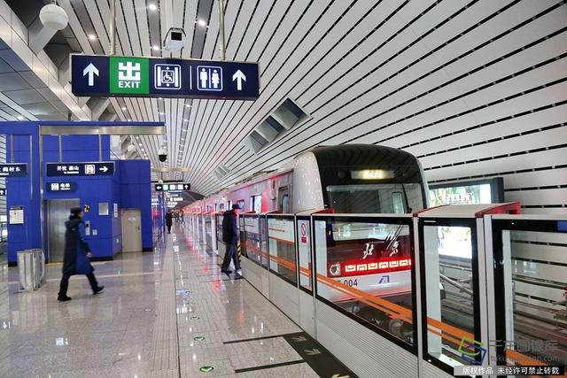 全国首条"无人驾驶"地铁燕房线开通试运营