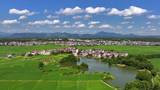 江西永丰：乡村民居坐落沃野 远处山脉绵延成景