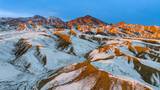 甘肃张掖：祁连山皑皑积雪与橙色山脊交相辉映