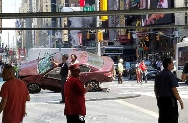 纽约时代广场汽车冲入人行道撞死1人