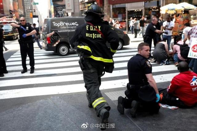 纽约时代广场汽车冲入人行道撞死1人