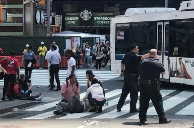 纽约时代广场汽车冲入人行道撞死1人