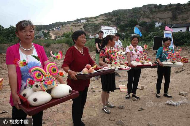 陕西拜河神:村民下河捞灯求福