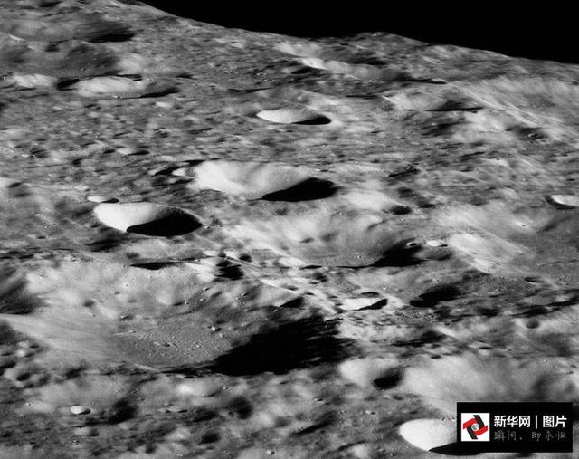 45           在月球轨道上拍摄的代达罗斯环形山.