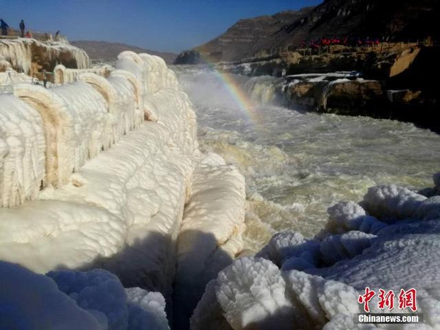 黄河壶口再现冰瀑奇观 十里龙槽被冰凌覆盖