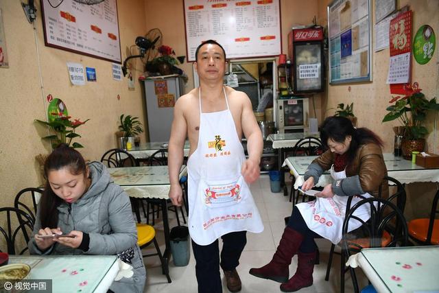 四川"火娃"十年不怕冷坚持赤裸上身