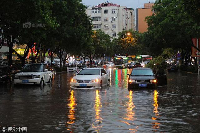 短时强降雨致青岛路面低洼地段积水严重,不少汽车停在水中.