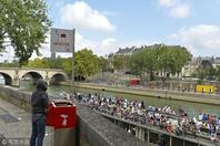 巴黎街头安装小便池解决随地小便问题