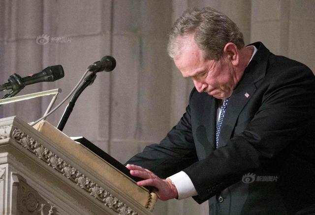 老布什葬礼:小布什致悼词后泪流满面