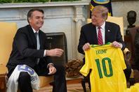 特朗普在白宫会见巴西总统博尔索纳罗  获赠巴西国家足球队球衣