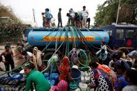 直击印度民众“抢水大战” 场面震撼