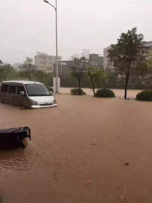广州花都区突发特大暴雨遭遇20年一遇洪水