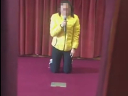 打人者下跪求家长谅解