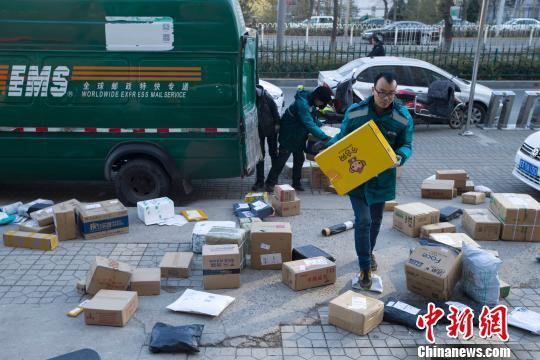 山西太原,物流工作人员正在搬运快递。