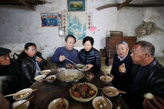 地瓜、黑窝头、煮白菜萝卜、地瓜汤,许家印夫妇在堂屋和父老乡亲一起吃忆苦思甜饭。普通工人家庭出身的丁玉梅感慨,“35年前和许家印回家结婚时,村里那个穷啊,现在变化真大。”