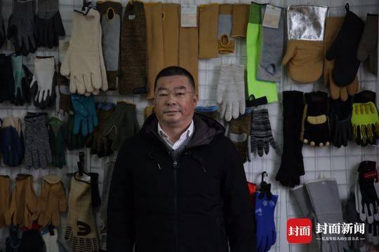 2018年12月底,在江苏无锡见到陆勇时,他正和厂里员工讨论工作。